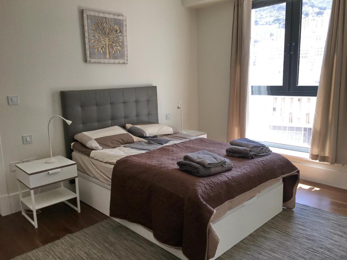 Luxurious Central Apartment With Pool Gibraltar Bagian luar foto